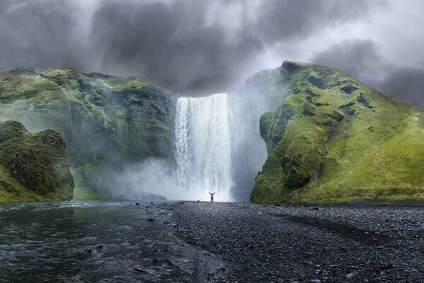 Berg Wasserfall in der Ferne