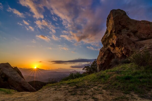 Colinas de montaña contra el cielo al amanecer