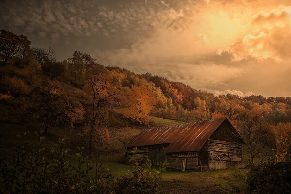 Herbstfoto einer Scheune auf einem Hügel