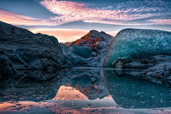 Sanfter Sonnenuntergang über dem Bergsee