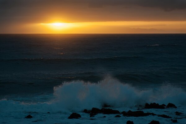 Coucher de soleil sur la mer apaisante