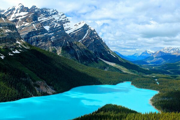 Paisaje lago azul montañas bosque