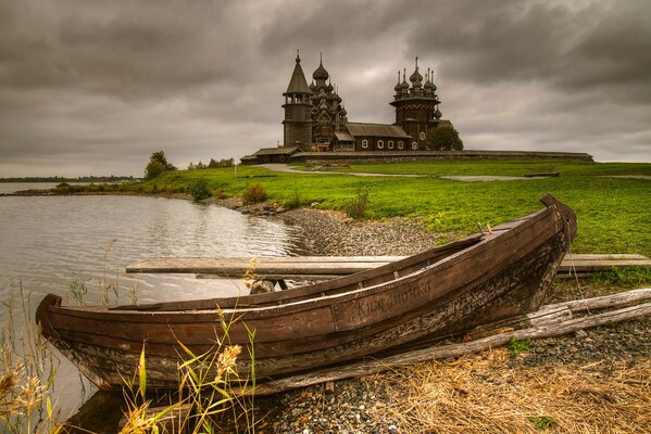 Barco en la costa de Kizhi