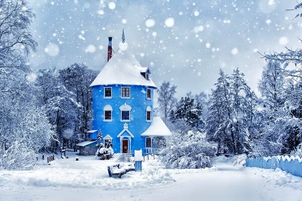 Blaue Burg auf dem Hintergrund des Winterwaldes