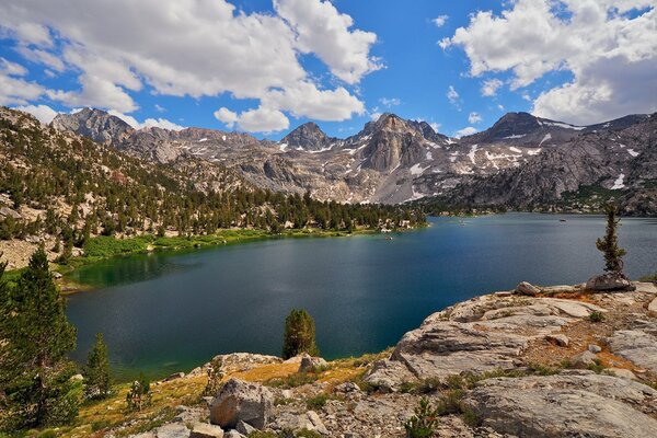 Les montagnes de la Sierra Nevada entourent un magnifique lac