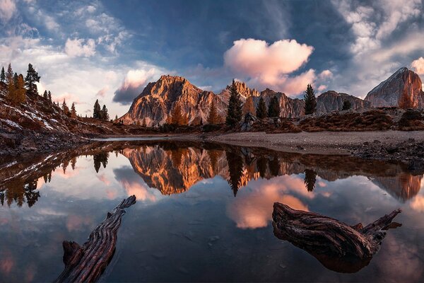 Reflet des montagnes et du ciel dans la rivière