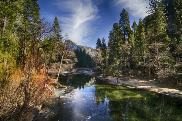 Río y montañas en el parque nacional