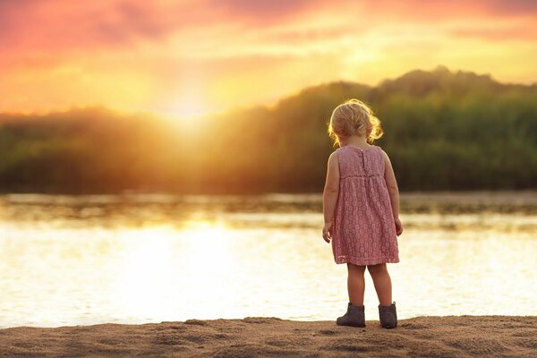 Bambina in abito rosa