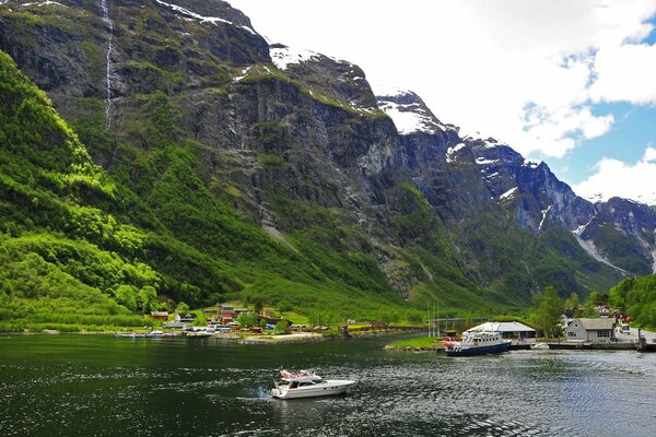 Montañas con nieve en Noruega con casas