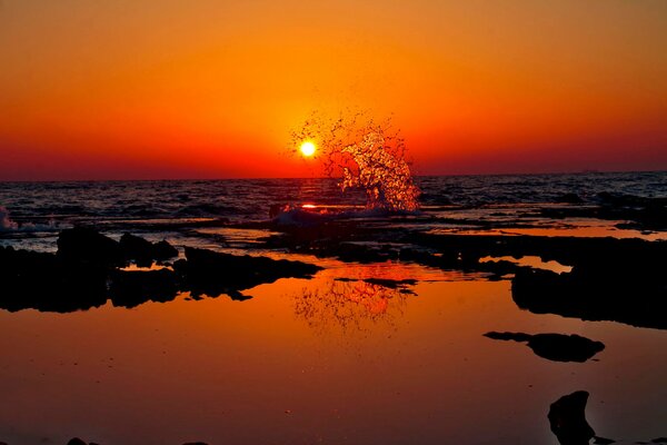 El momento de la oleada de olas al atardecer