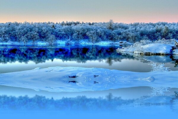 Río de invierno cubierto de hielo