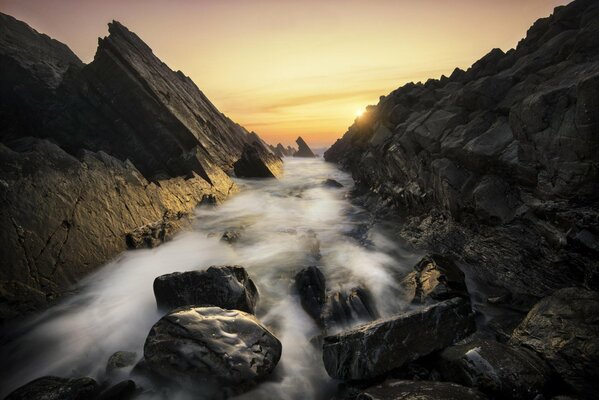 Die Größe von Felsen und Steinen bei Sonnenuntergang