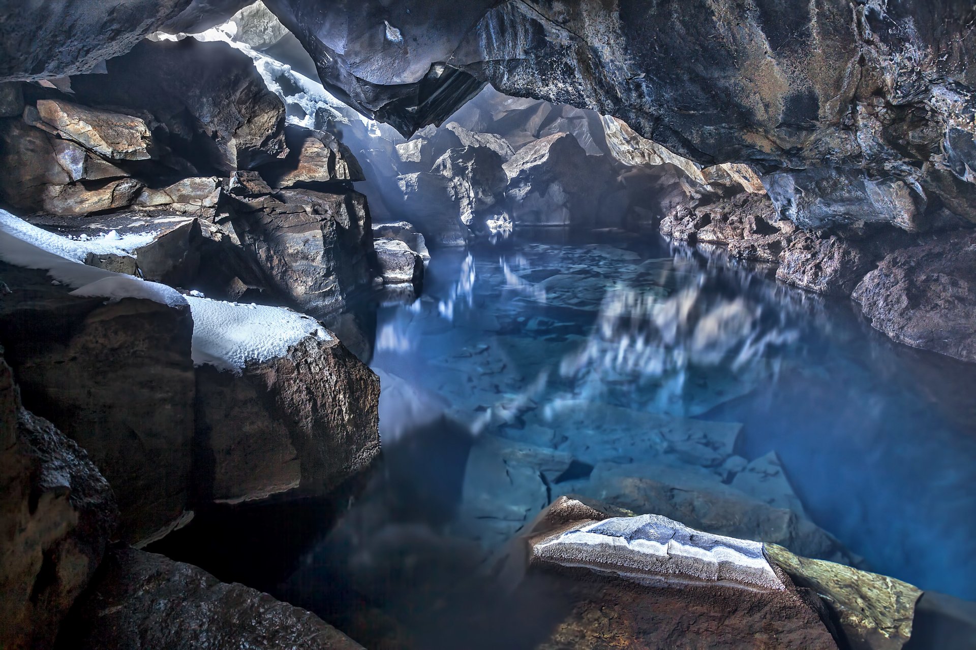 blue water cave höhle island