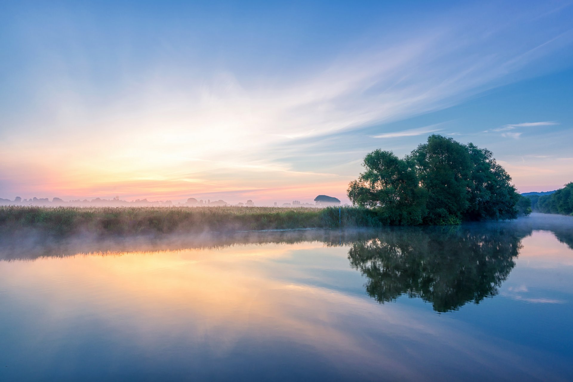 anglia hrabstwo worcestershire rzeka avon mgła poranek lato