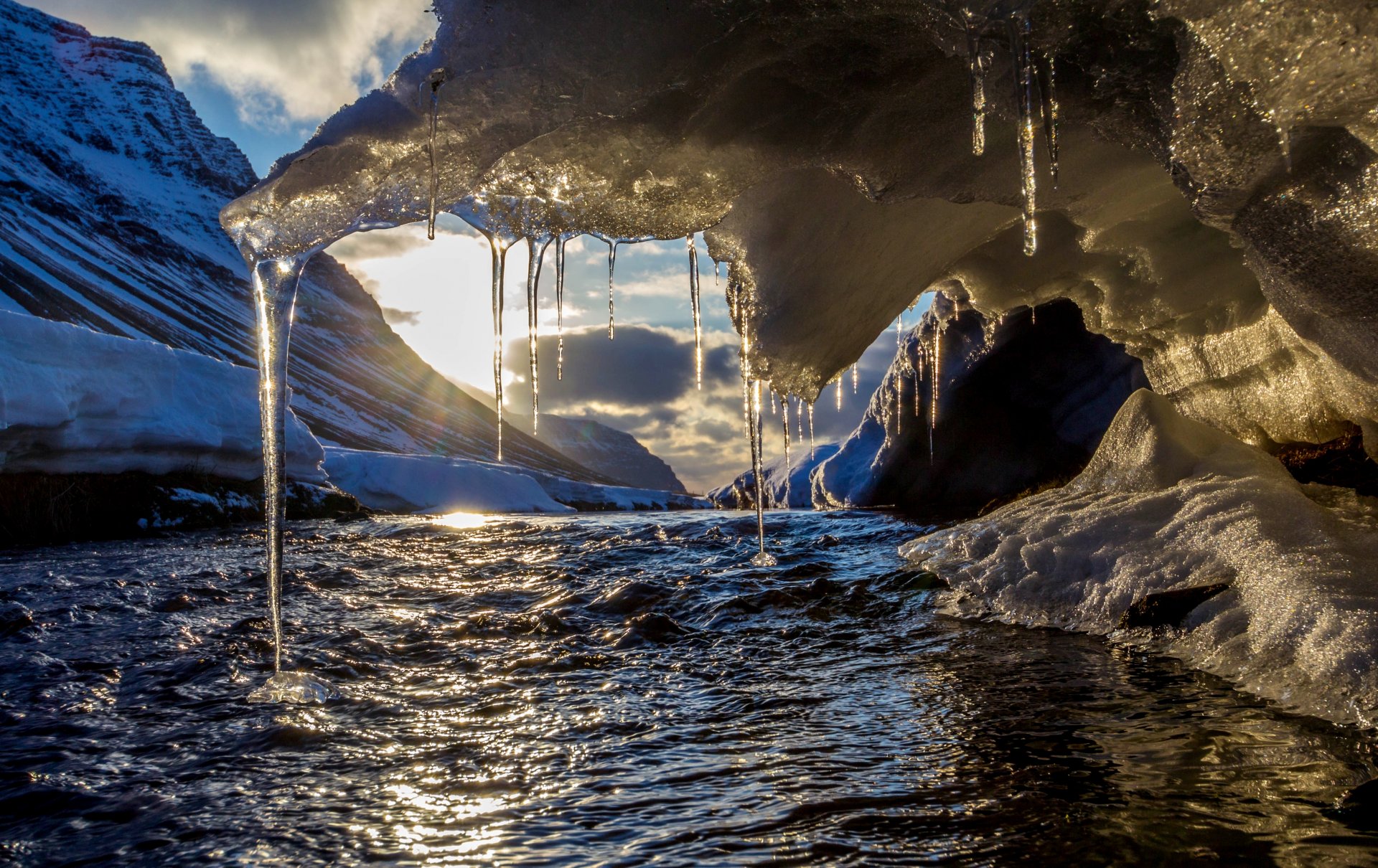 montañas invierno río carámbanos nieve sol cielo nubes