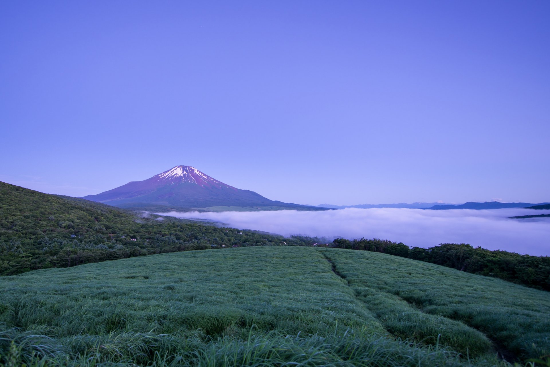 japonia honsiu fujiyama wulkan góra mgła wieczór błękitne niebo