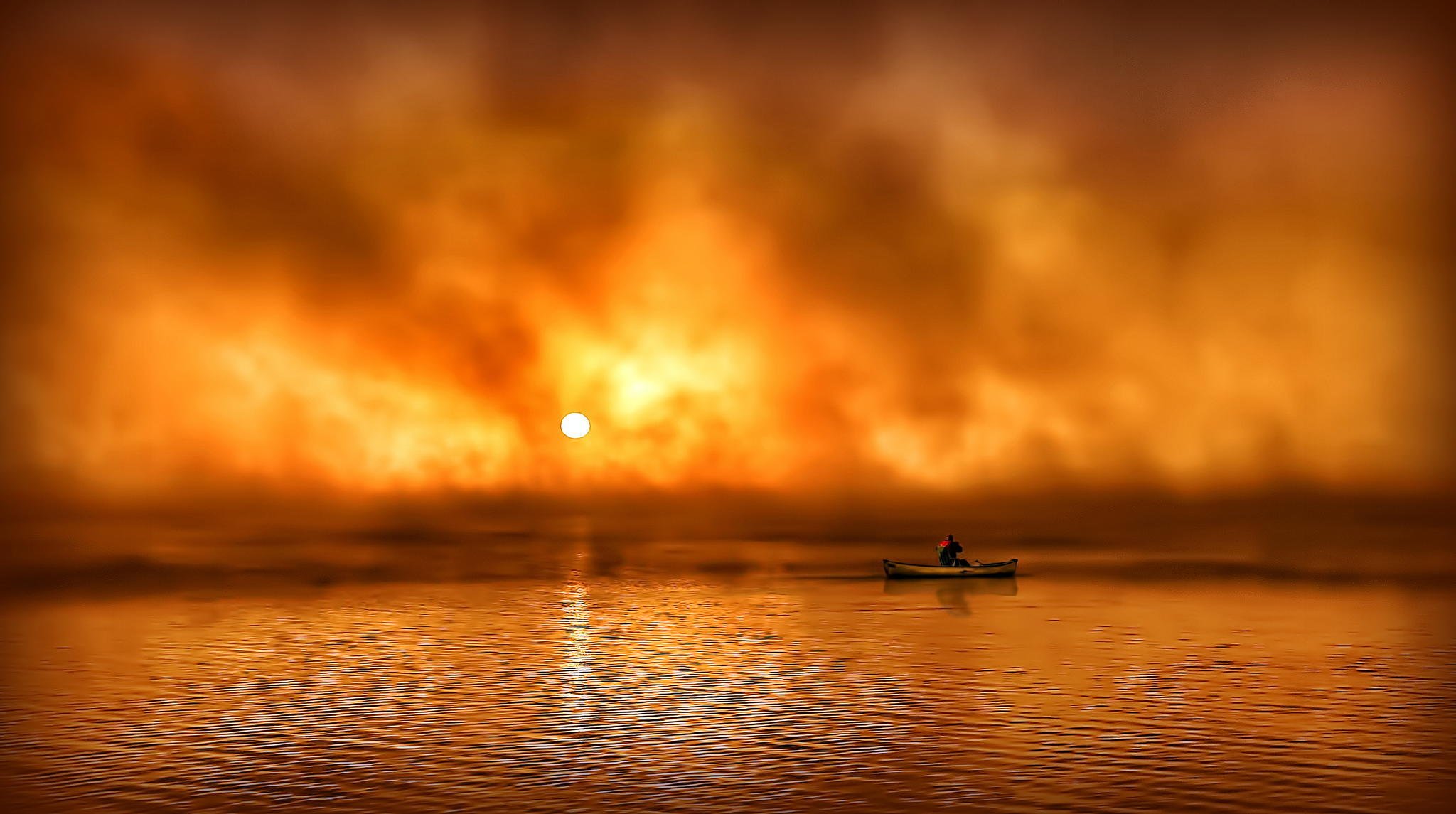 canoa nella nebbia sole onde alba