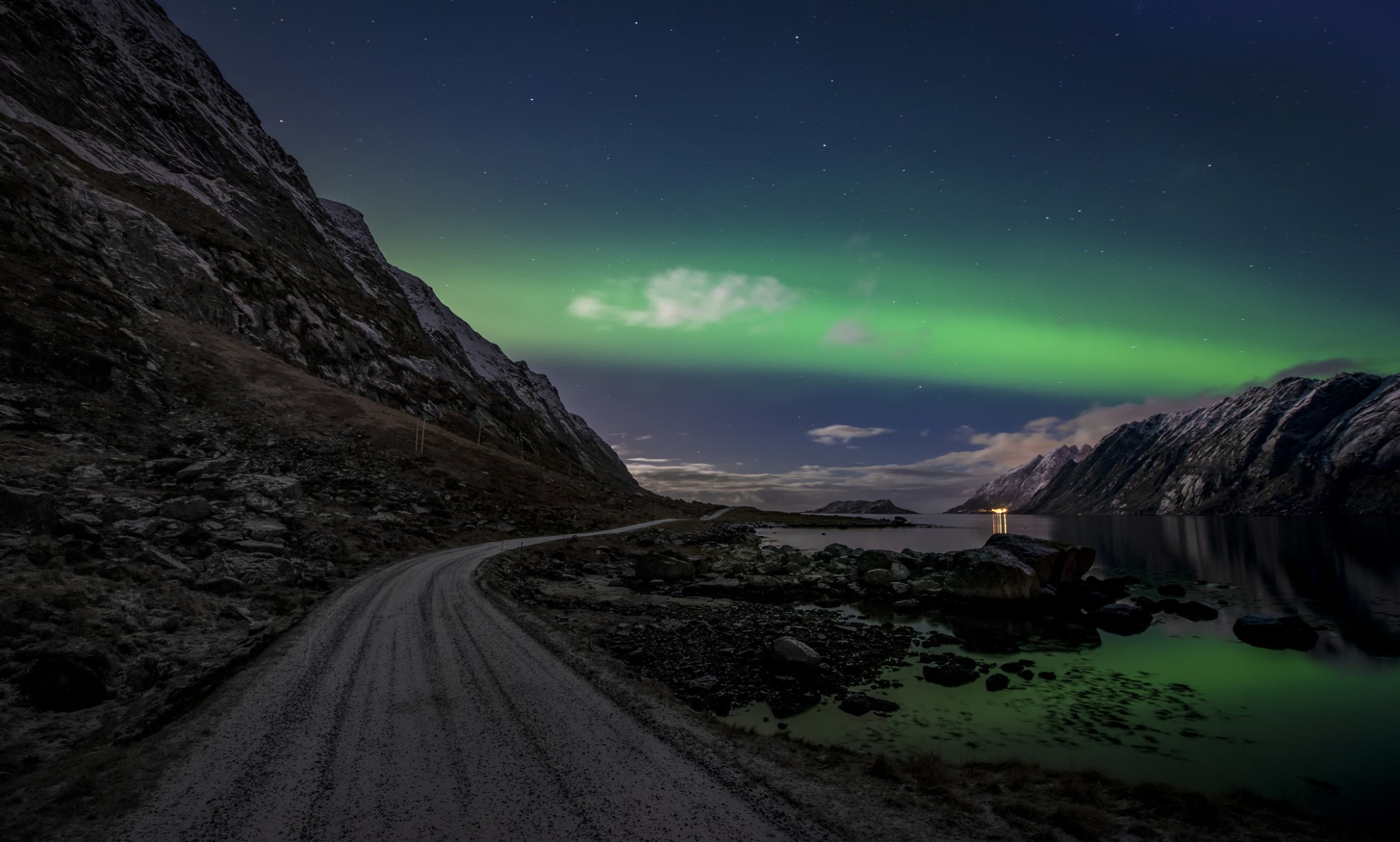 lofoten norvegia aurora boreale rocce strada notte cielo nuvole