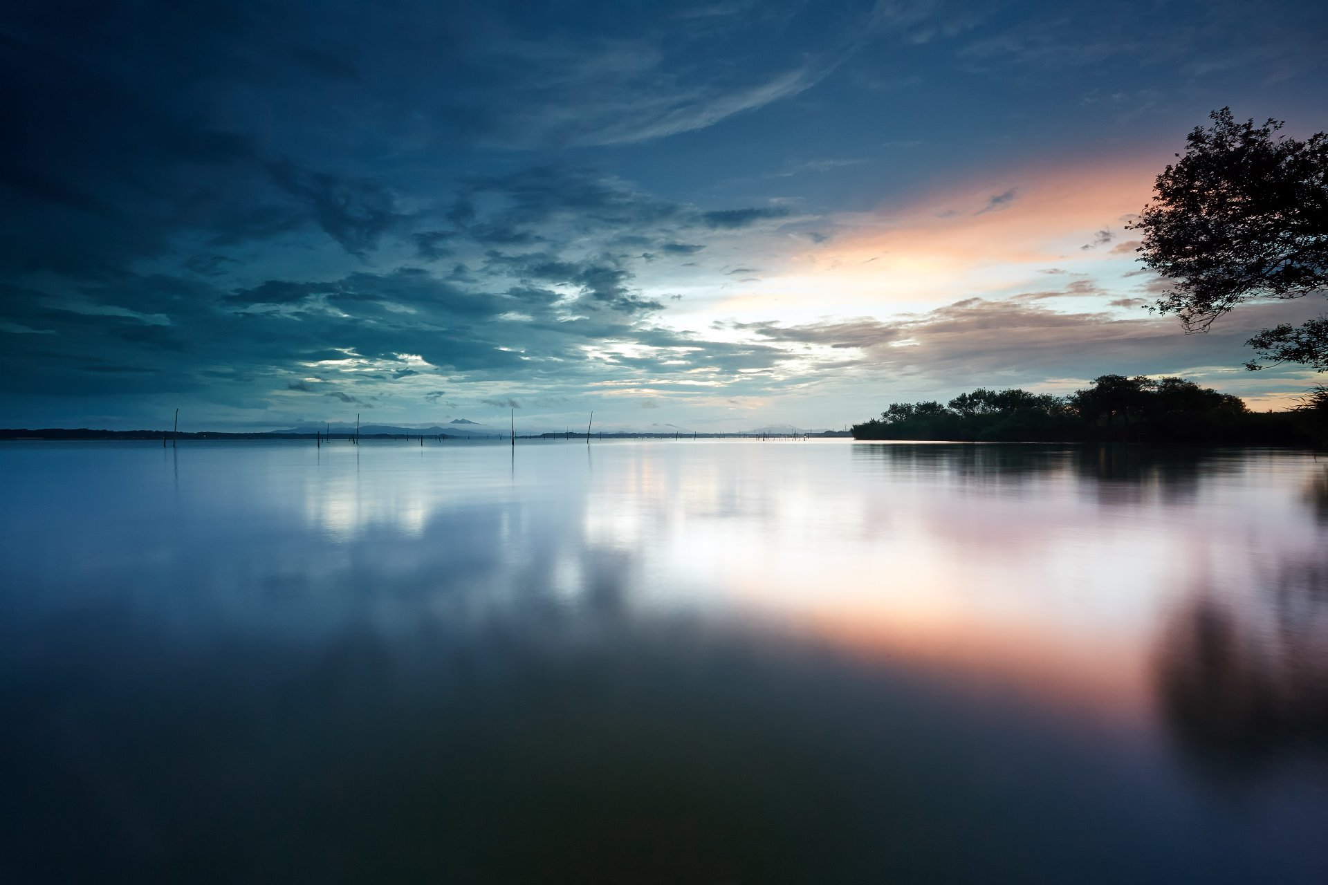 lac eau surface côte arbres matin aube ciel nuages