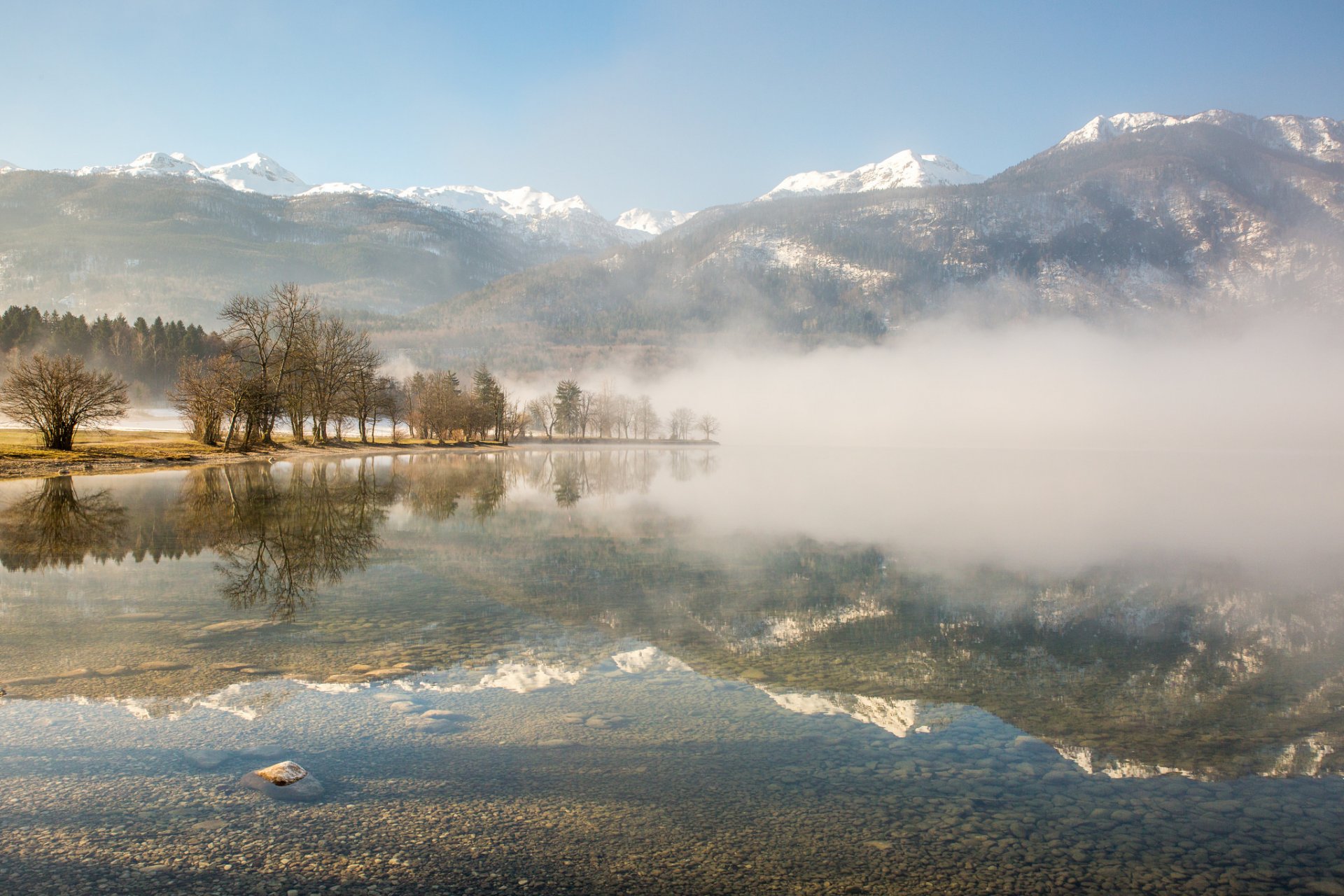 bohinj słowenia poranek mgła