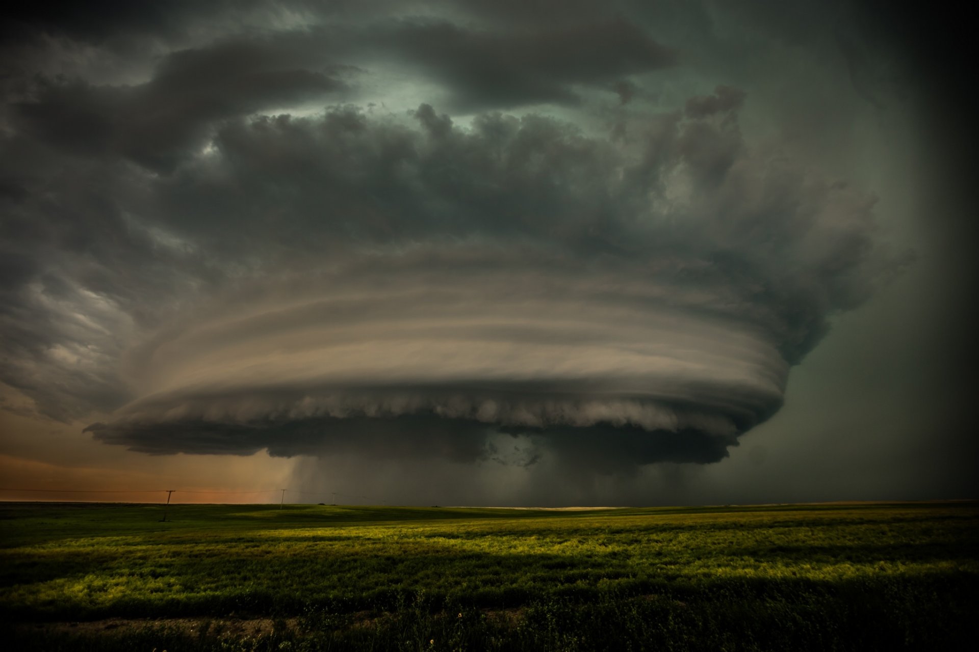 natura nuvole campo uragano tornado