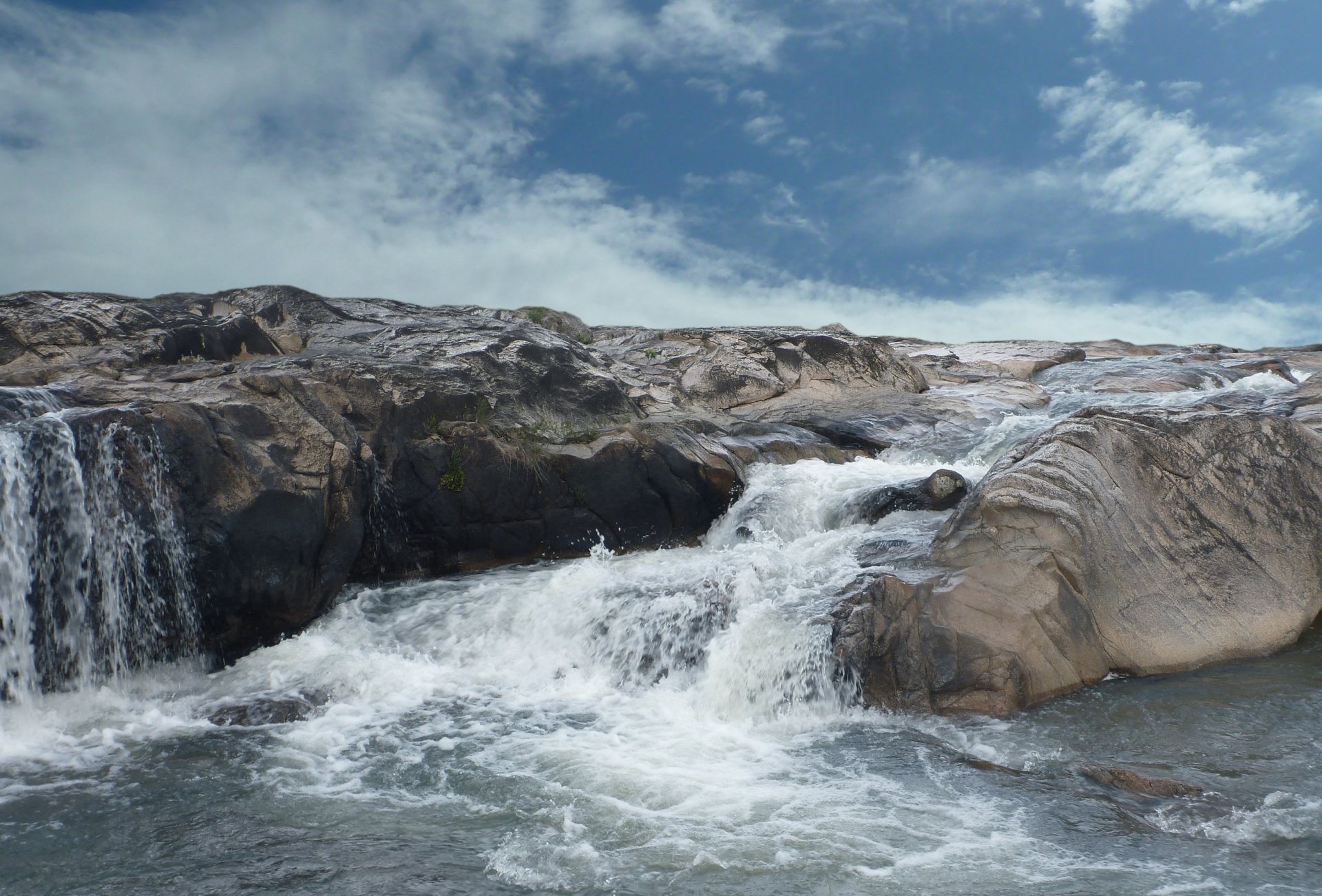 mare rocce acqua surf cielo nuvole