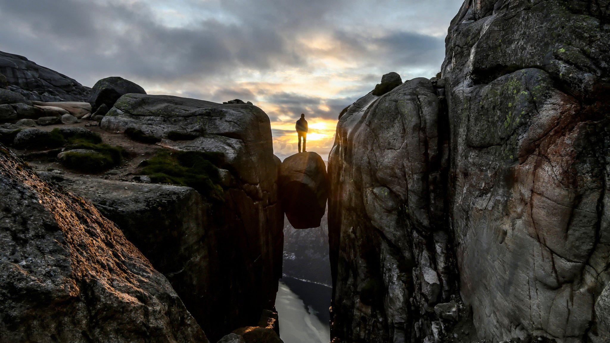 kjeragbolten norvège coucher de soleil