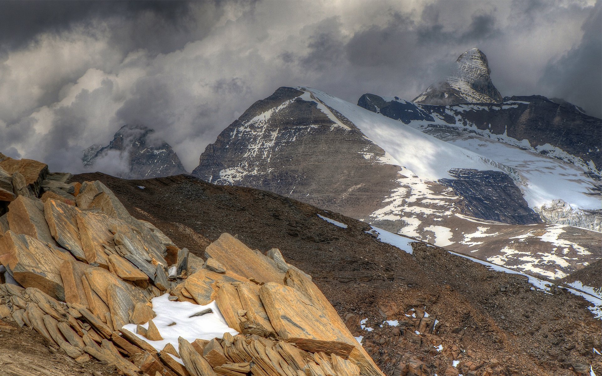 montagnes roches pierres neige nuages nuageux