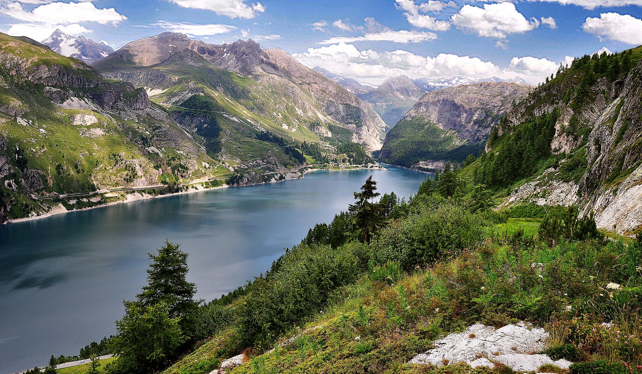 montagne lago alberi cielo nuvole