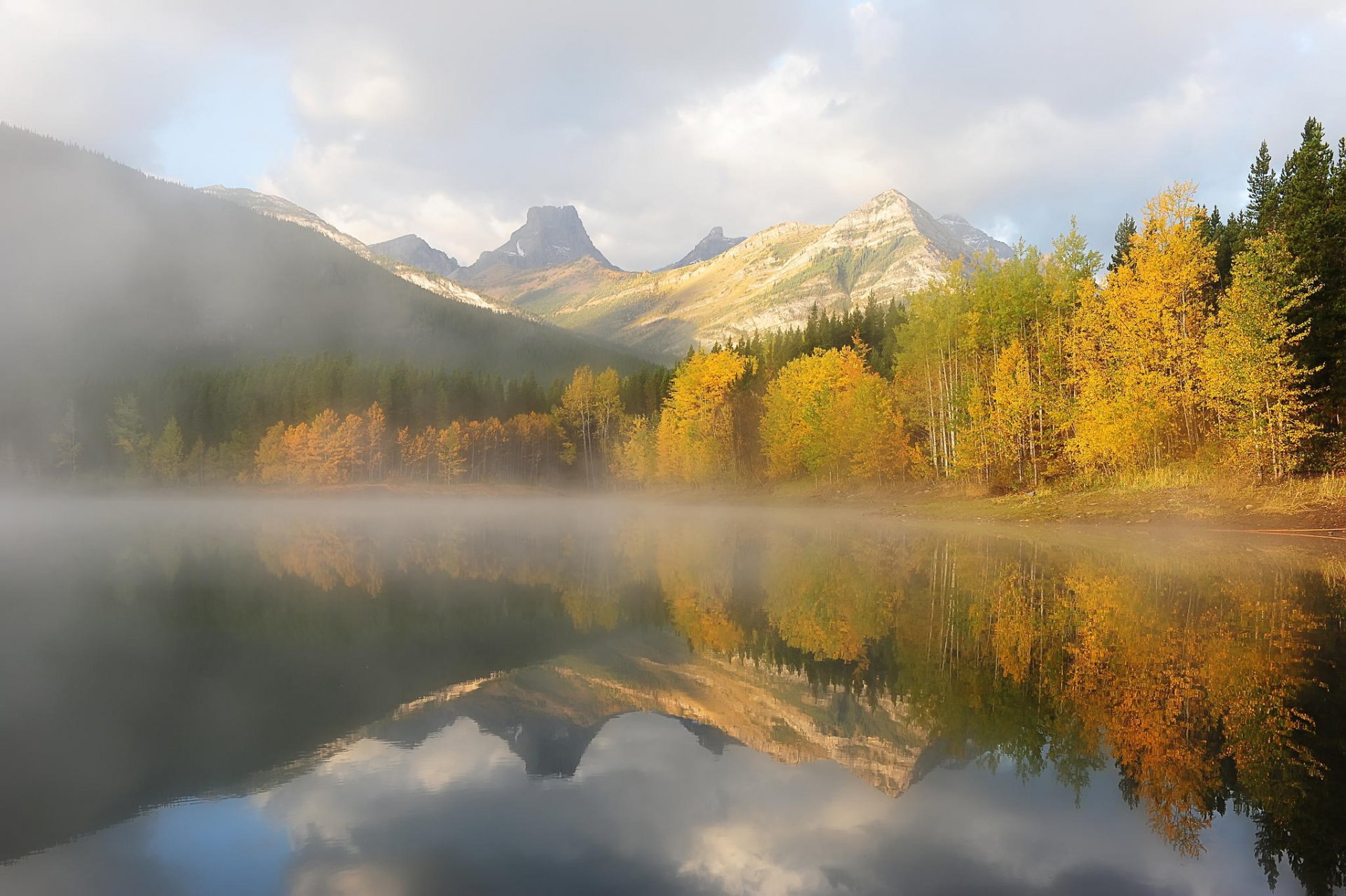 berge see morgen dunst wald bäume herbst natur