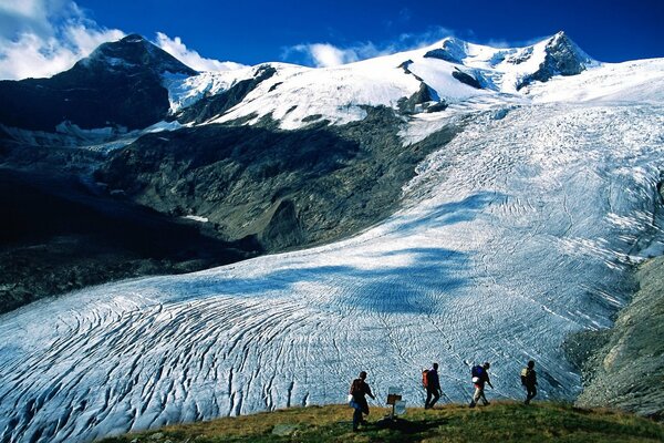 Turistas en medio de paisajes alpinos