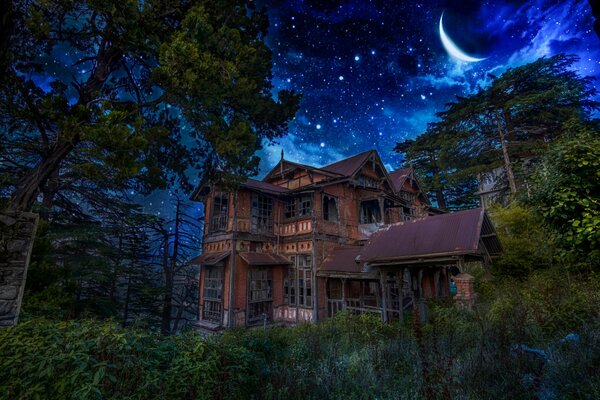 Casa vieja en la oscuridad y el cielo estrellado