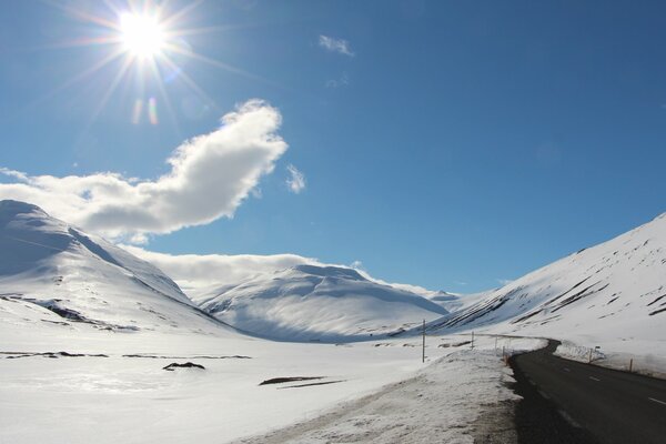 Landschaft von Hügeln und Straßen im Schnee