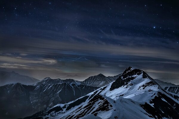 Schneebedeckte Gipfel der Berge in der Nacht