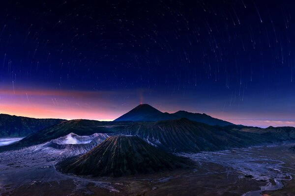 Vista nocturna de un volcán en Indonesia