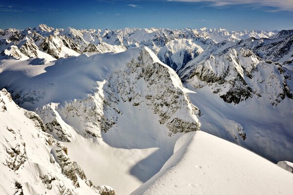 Sommets enneigés des montagnes par temps clair