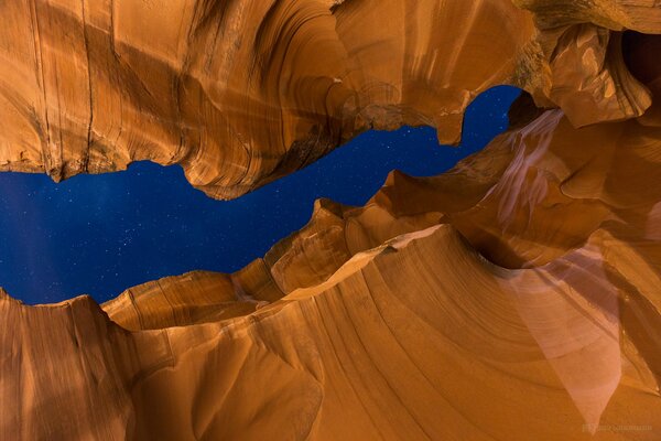 En Arizona, rocas de textura y cielo estrellado