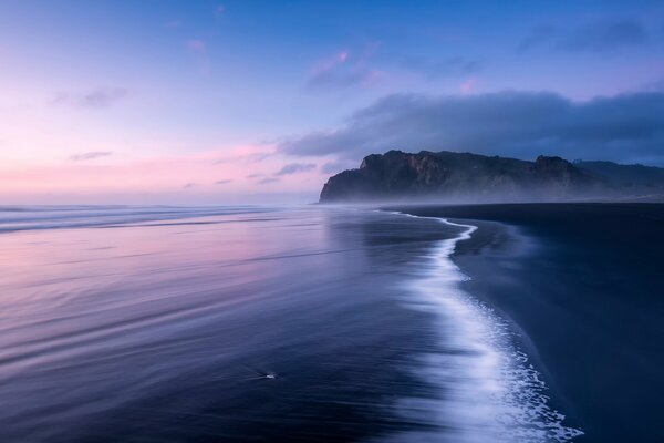 Surf marin sur fond de falaise