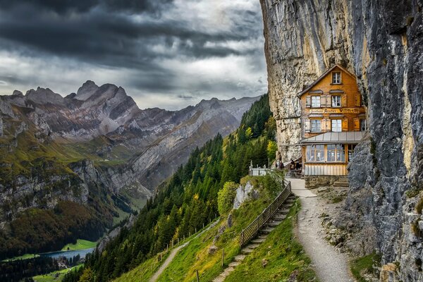Alpes Suizos. Foto de una casa de huéspedes en las montañas. Hermosas vistas a la montaña