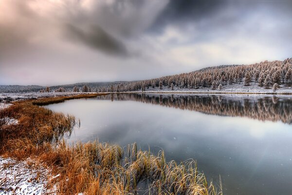 Altaï d automne avec une petite neige