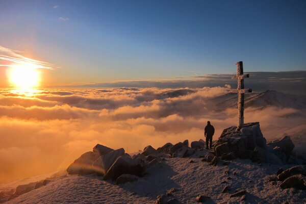 Tramonto nella nebbia dall alta montagna