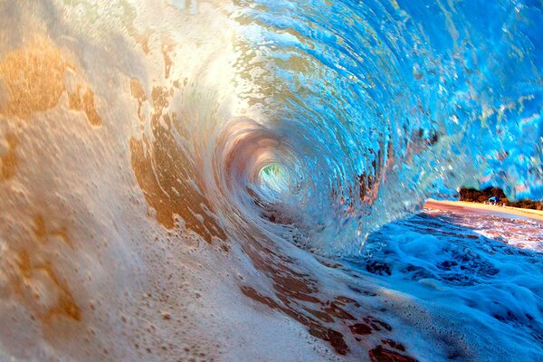 Onda di mare in schiuma colorata vorticosa