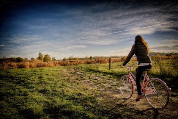 Mädchen reitet ein Fahrrad