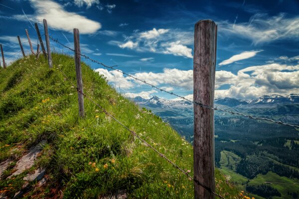 Vista desde la parte superior cercada con púas