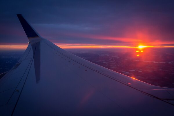 Vista desde el avión de la puesta del sol