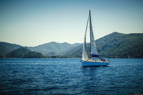 Voile lente sur la mer