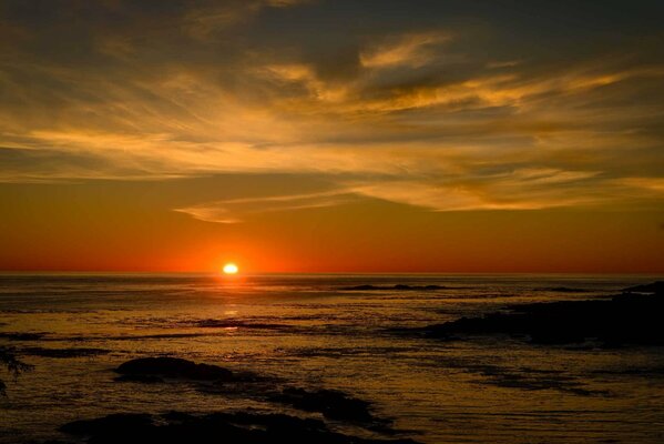 Tramonto soleggiato all orizzonte dell oceano