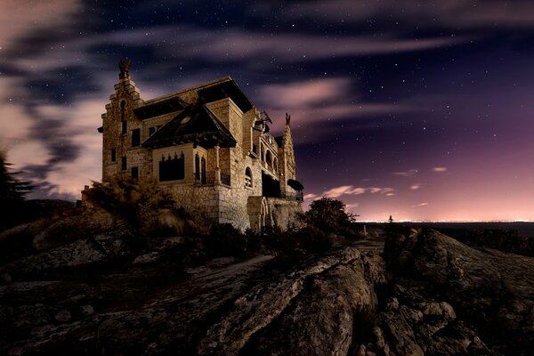 Starożytny zamek na tle nocnego nieba