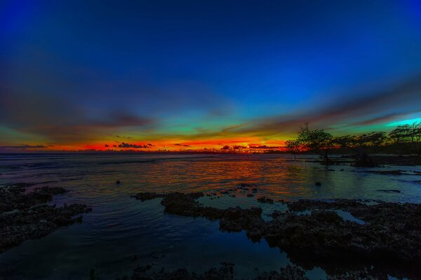 Coucher de soleil brûlant avec la mer