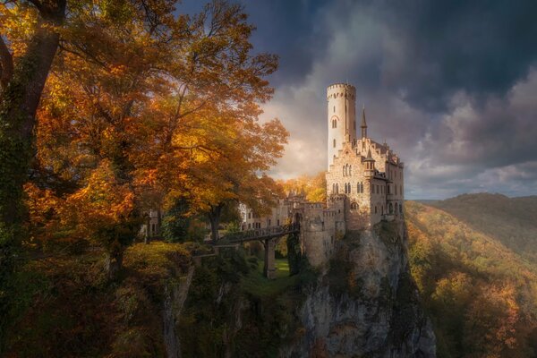 Castillo en la naturaleza naranja